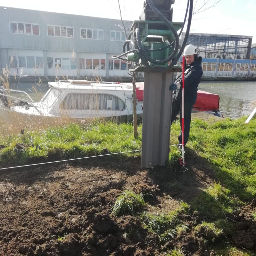 Plaatsen kunststof damwandprofiel aan de Laan van Adrichem in De Lier