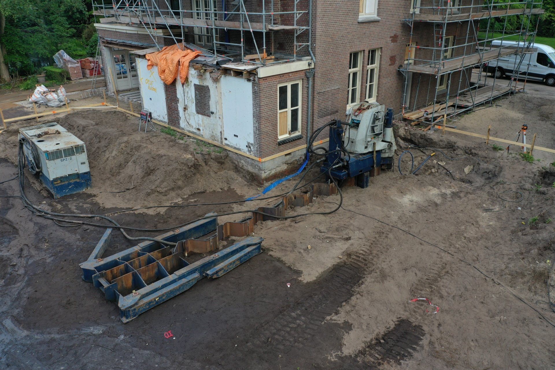 Eerste damwanden door Silent Piler aangebracht vanaf frame