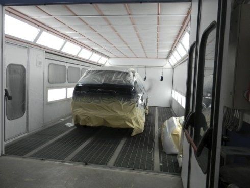 auto in cabina di verniciatura