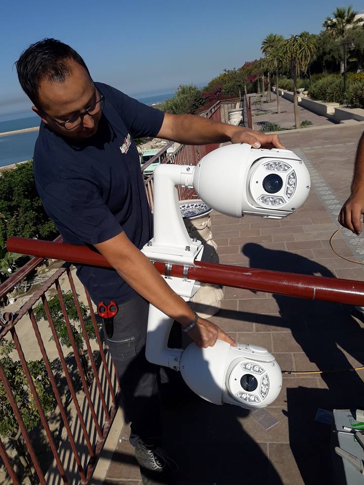 tecnico installa un videocitofono
