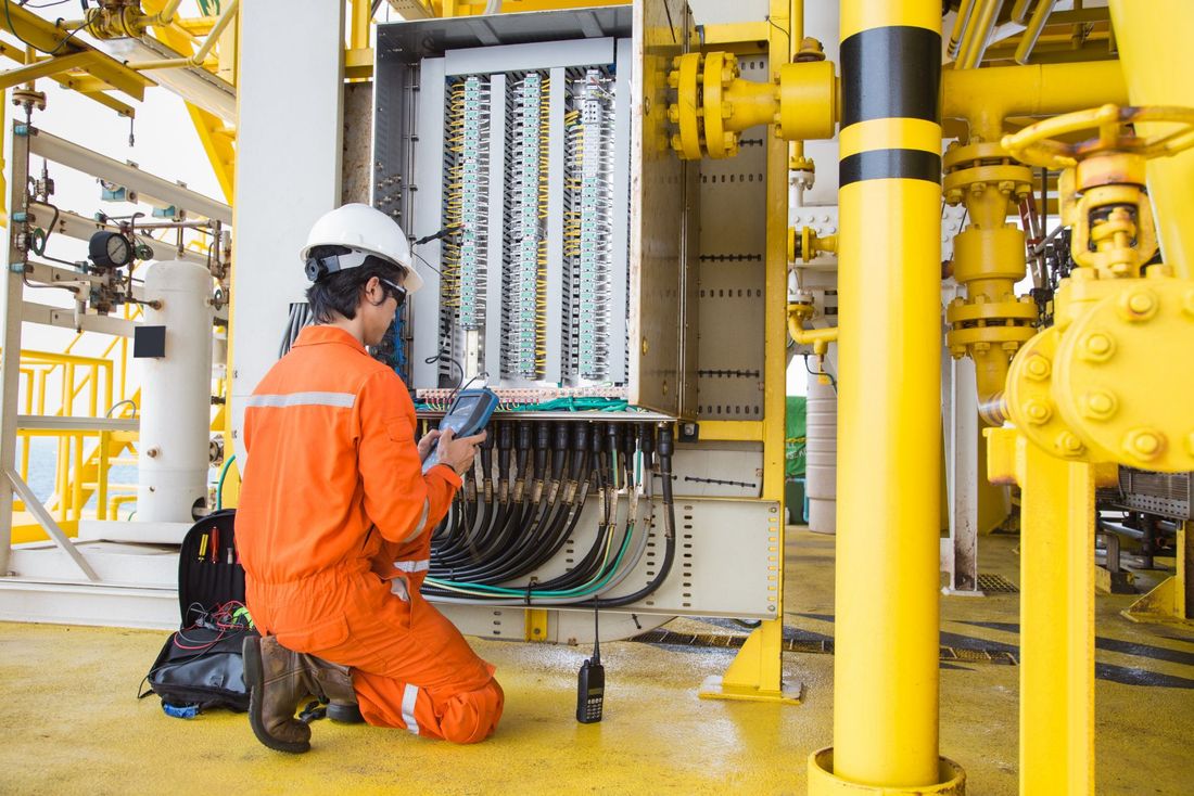 Elettricista controlla un impianto