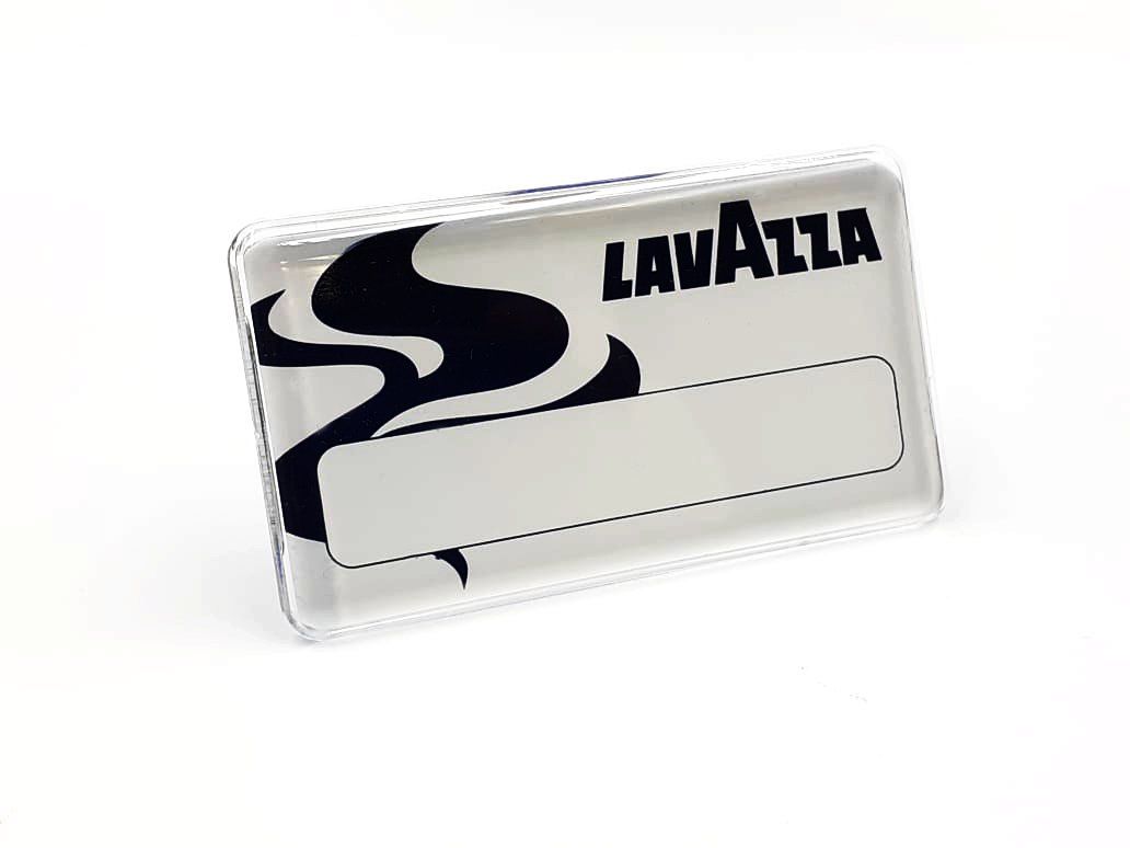 Envase rectangular blanco de la marca Lavazza con logotipo negro y área de etiqueta en blanco.