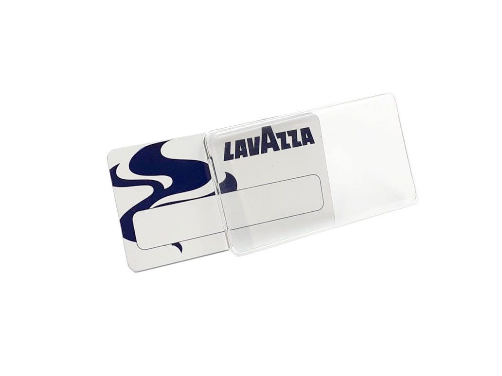 Cápsula de café blanca de la marca Lavazza con detalles azules, mostrada sobre un fondo blanco.