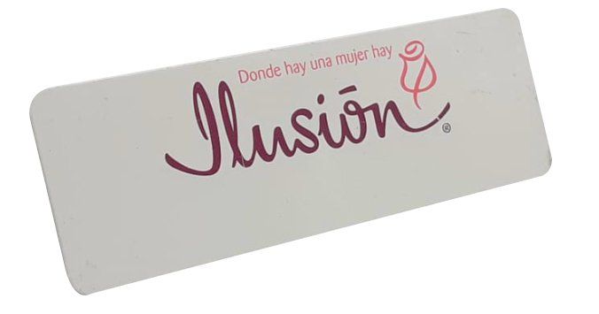 Tarjeta rectangular blanca con el logotipo morado “Illusion” y pequeño texto rojo sobre un fondo claro.