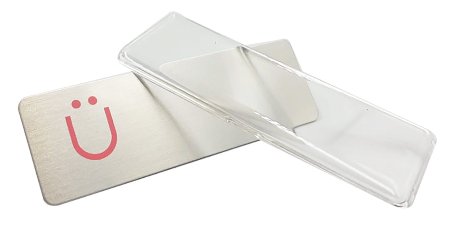 Dos fundas de plástico translúcido para fotos sobre una tarjeta plateada con un logotipo de una carita sonriente roja.