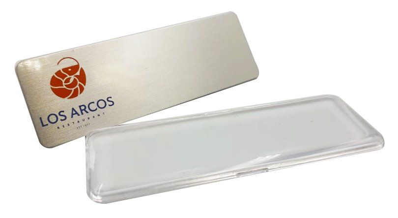 Envase rectangular de plástico transparente para alimentos de la marca Los Arcos con tapa sobre fondo blanco.