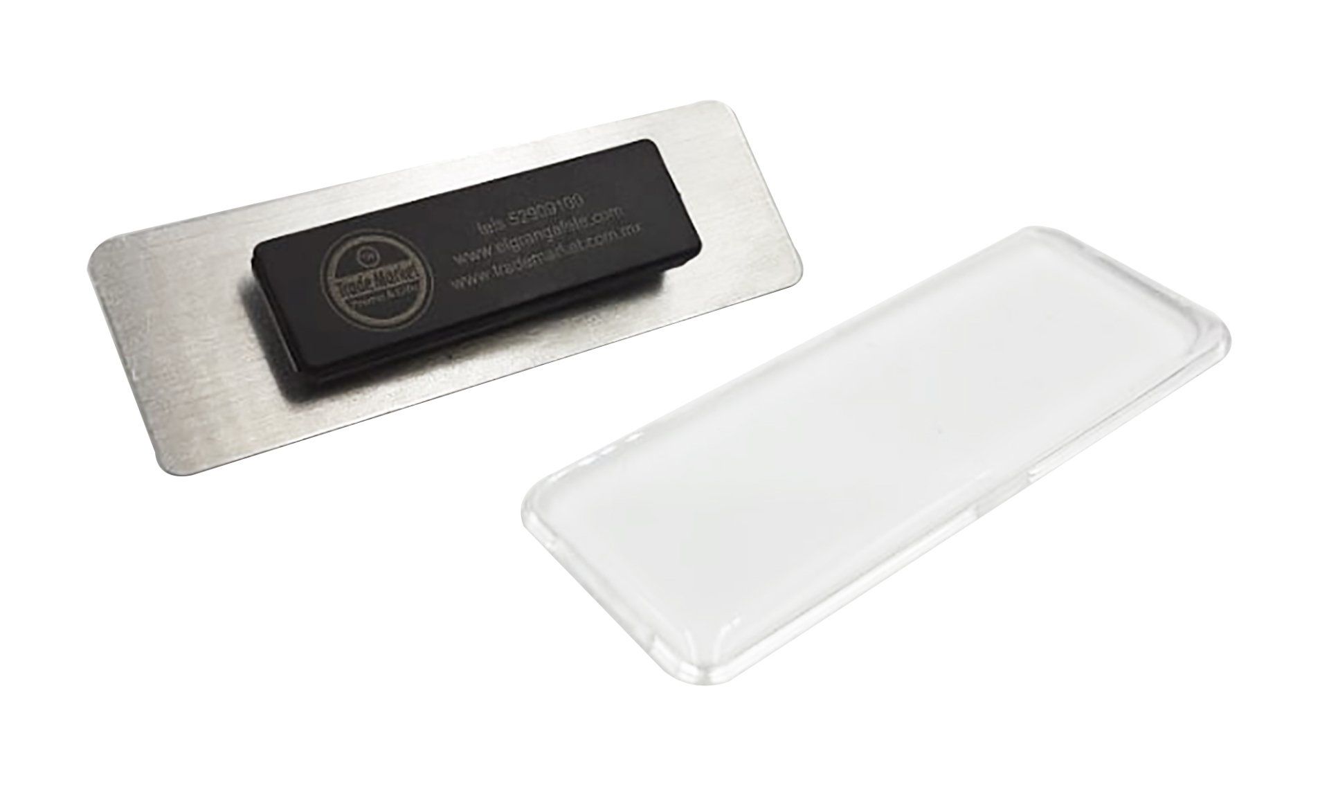 Dispositivo rectangular negro en una carcasa de plástico transparente sobre fondo blanco.