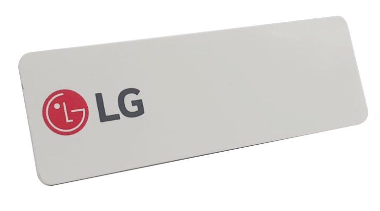 Logotipo de LG en una tarjeta rectangular blanca con fondo gris.