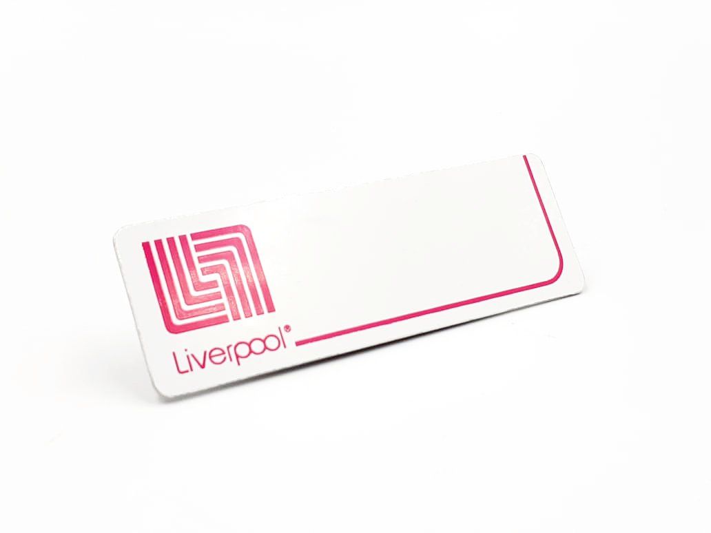 Tarjeta blanca con la marca Liveposx, con un logotipo geométrico rosa y un borde sobre un fondo claro.