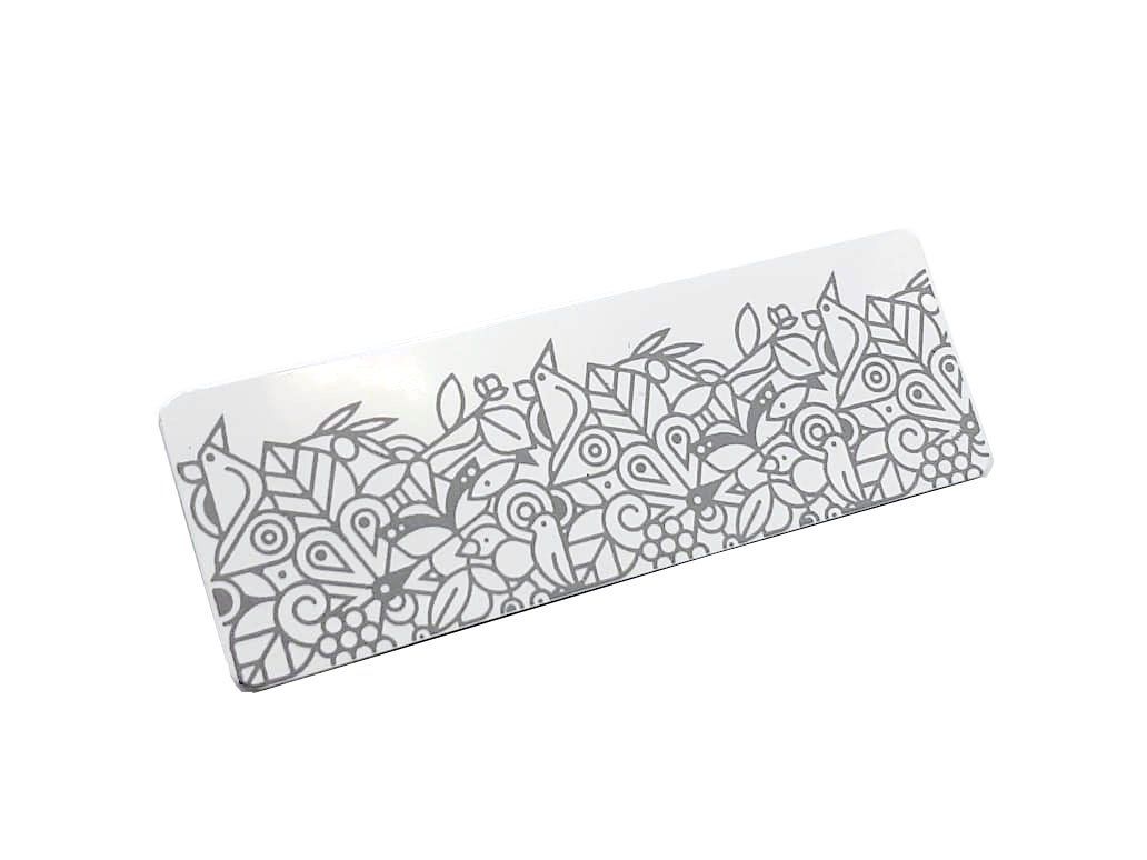 Tarjeta rectangular blanca con un intrincado patrón de líneas florales y geométricas en color gris.