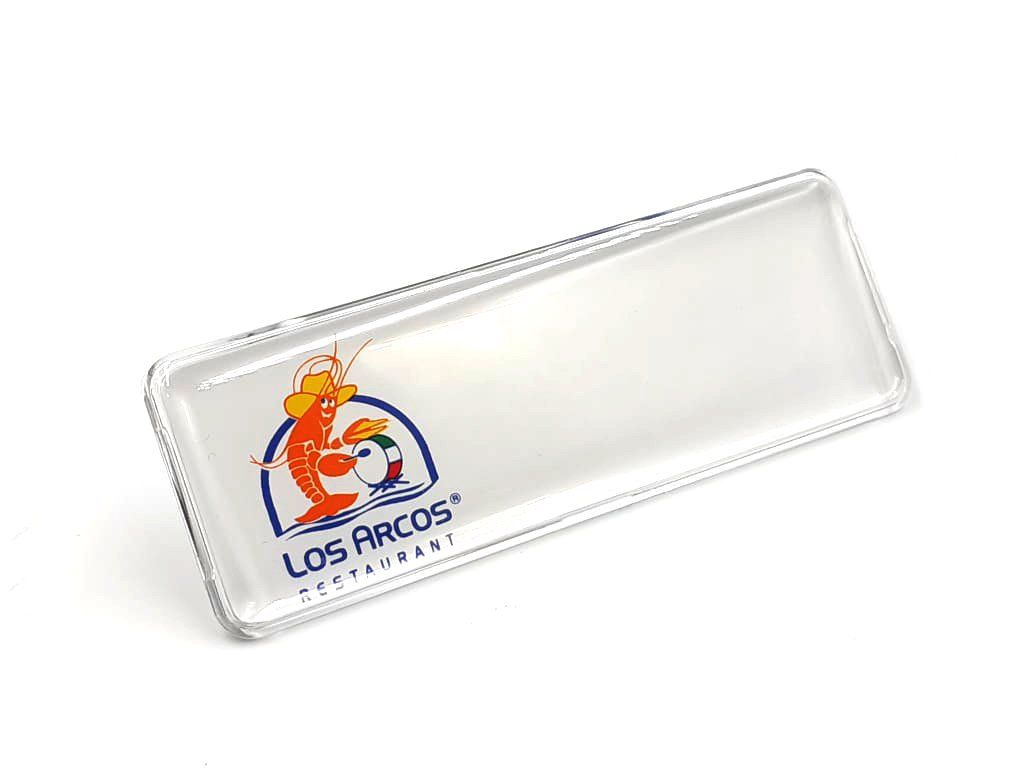 Portatarjetas de identificación rectangular de plástico transparente con el logotipo de Los Pricos en la izquierda.