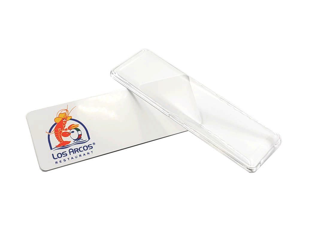Caja rectangular de plástico transparente y estuche a juego con un logotipo colorido en el lateral.