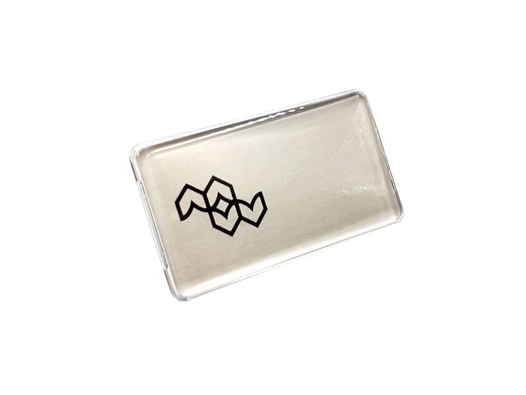 Tarjeta rectangular blanca con un logotipo geométrico negro, mostrada en un ligero ángulo.