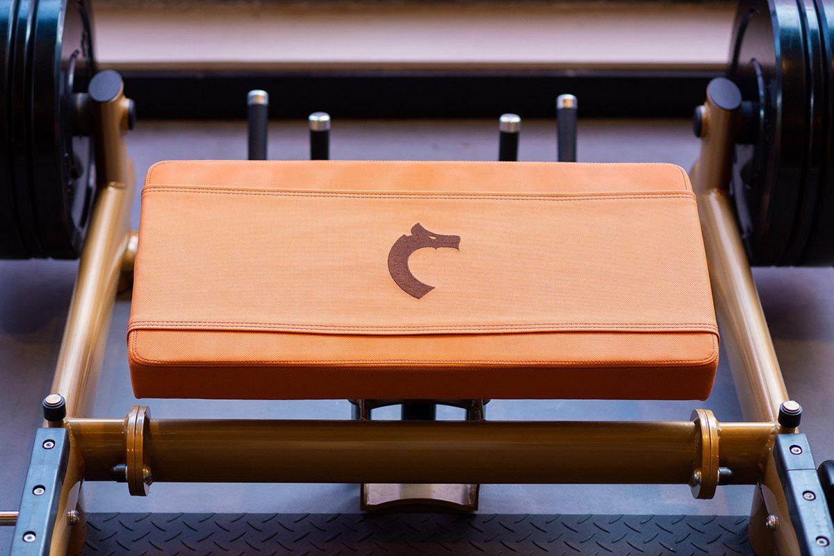 Een houten bankje met de letter c erop in een sportschool.