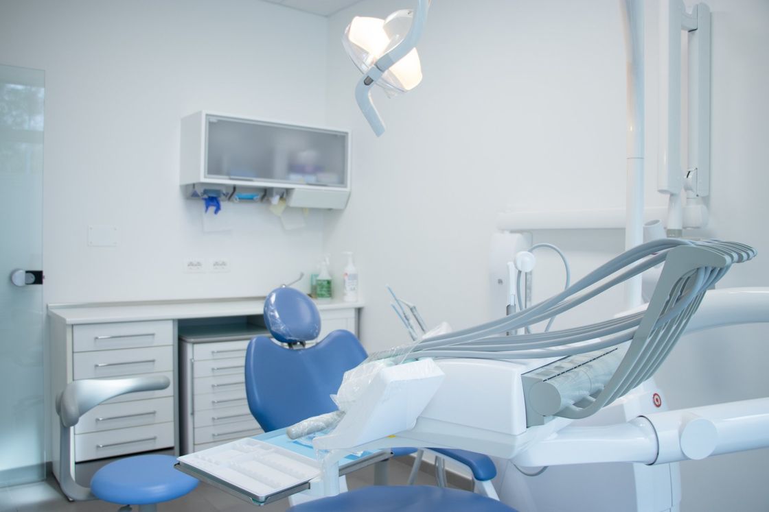 bambino sulla sedia del dentista
