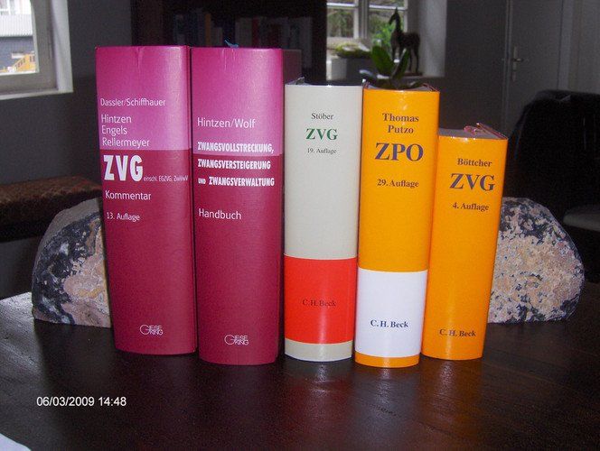 Eine Reihe von ZVG-Büchern liegt auf einem Tisch