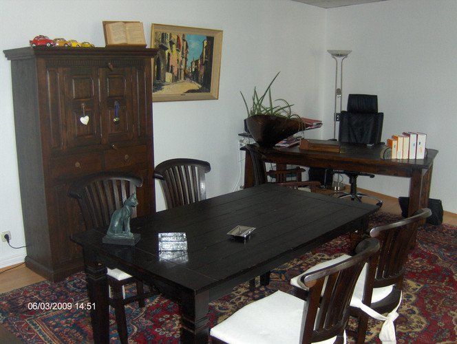 Ein Raum mit einem Tisch und Stühlen und dem Datum 02.08.2008