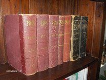 Eine Reihe Bücher auf einem Holzregal.