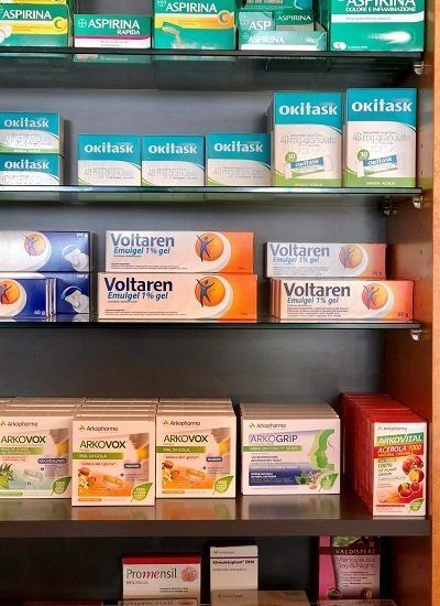 scaffale medicinali Farmacia Aezzi Lovere
