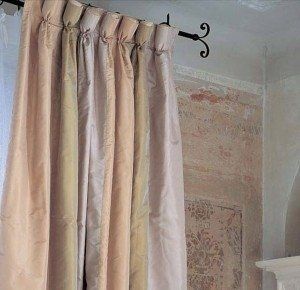 Scorritenda domestica con sfumature rosse