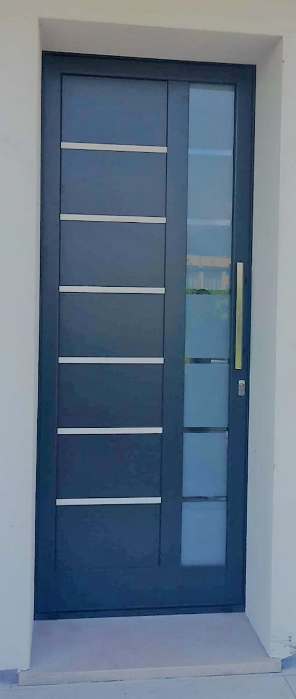 porta d'ingresso con elementi in vetro laterali