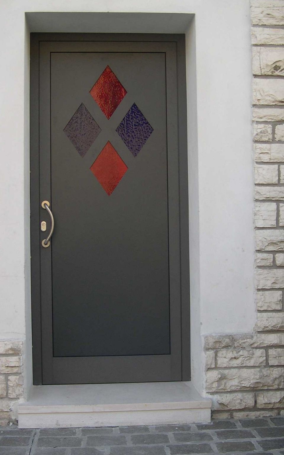 porta d'ingresso con vetro colorato