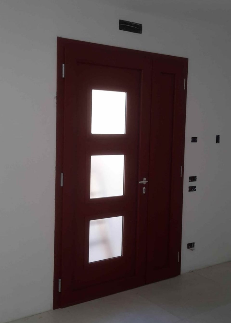 porta d'ingresso con inserti in vetro opaco