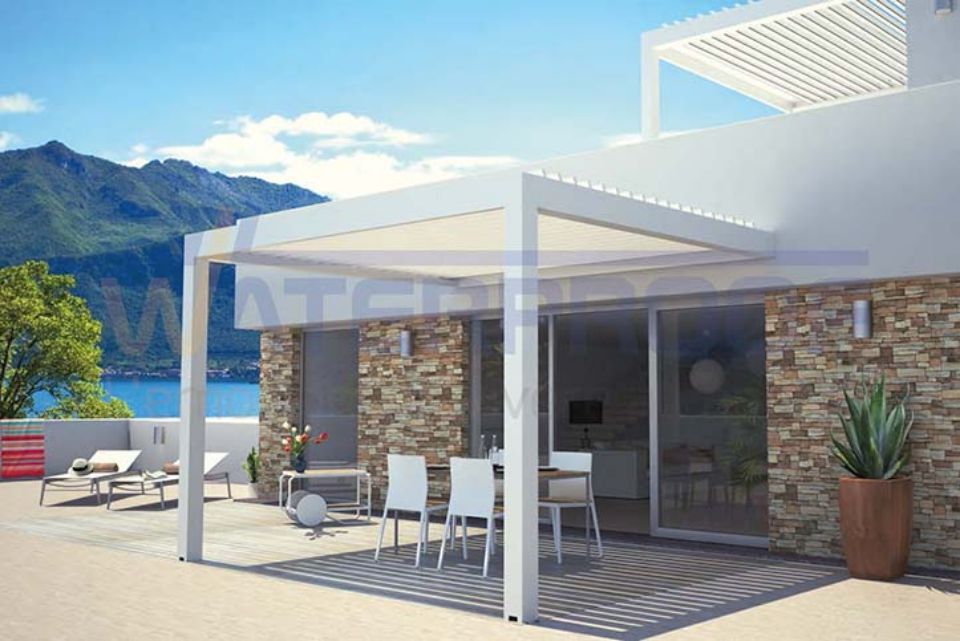 pergola bianca in giardino vista mare