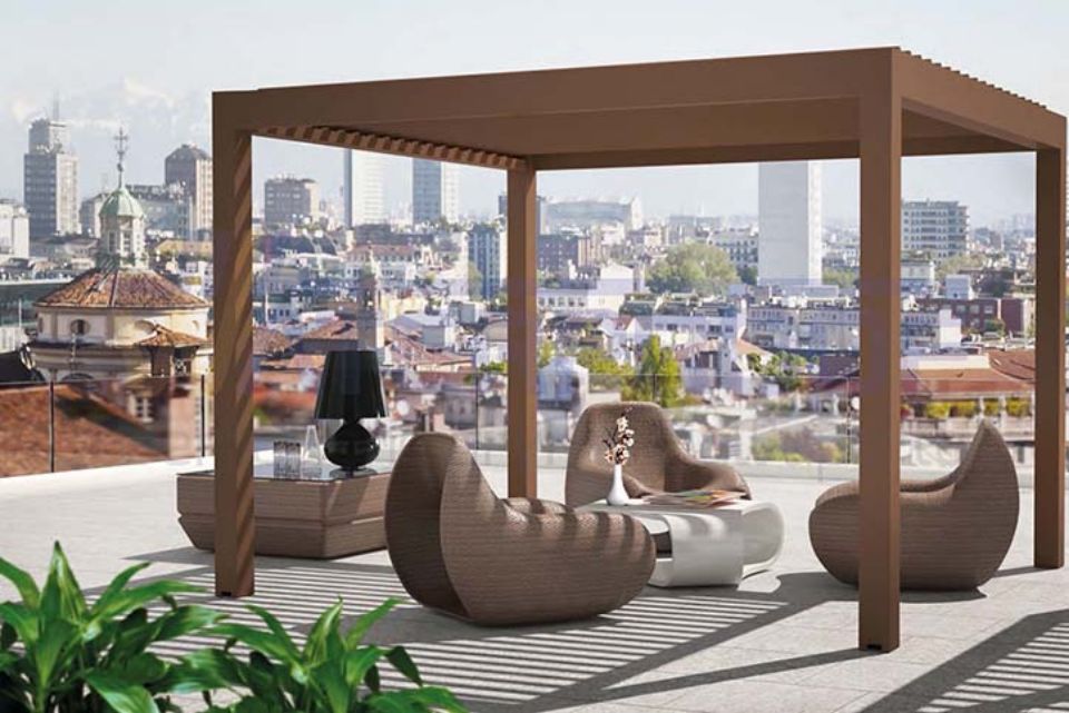 pergola color legno con sedie da giardino