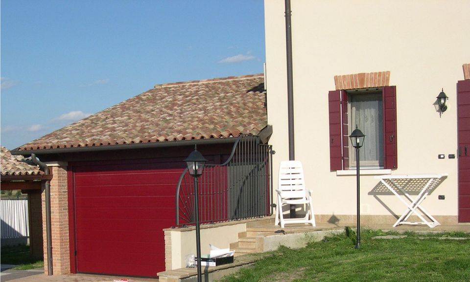 portone e infissi su casa privata