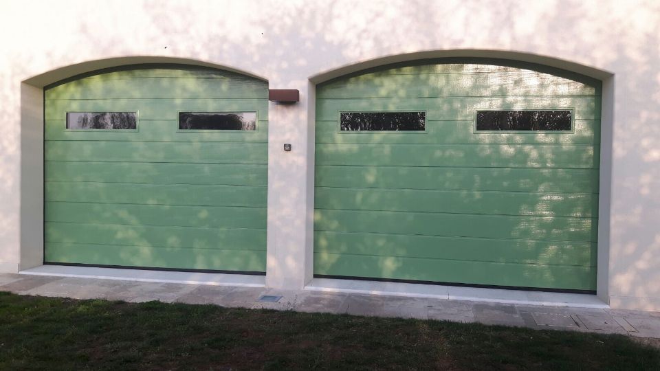 portoni per garage con inserti in vetro
