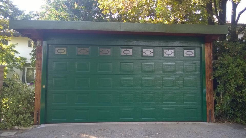 portone per garage doppio con decorazioni