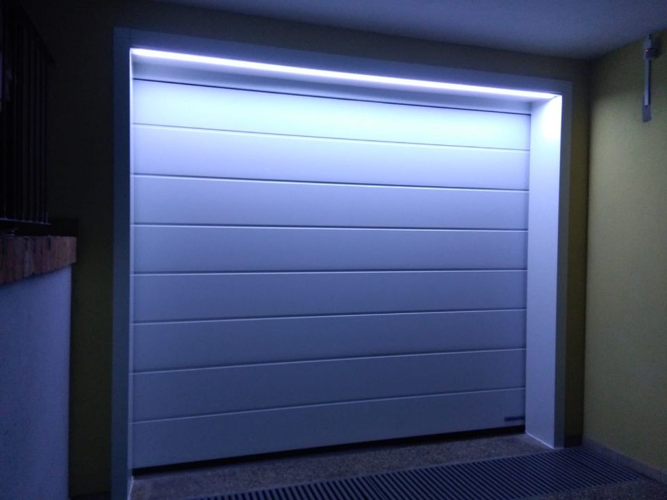 portone per garage con luci superiori