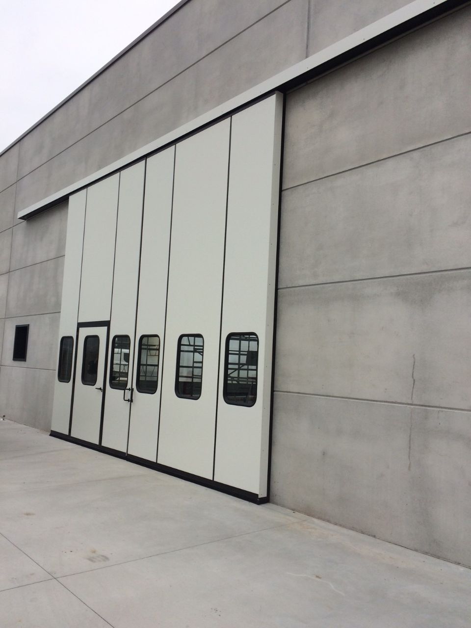 portone industriale a libro con vetrate