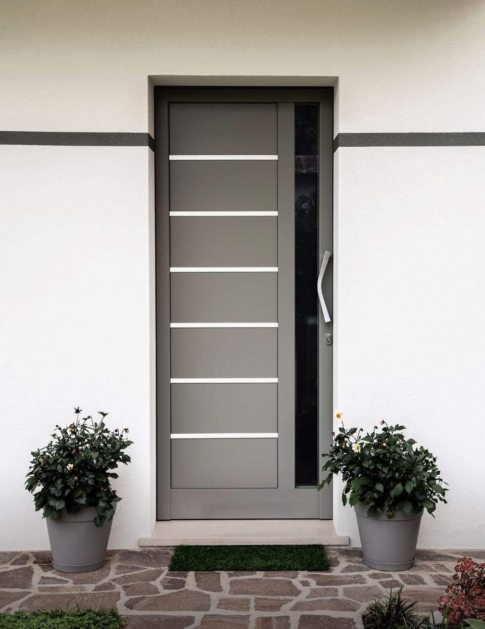 porta d'ingresso con elementi in acciaio