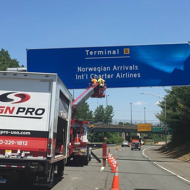 Sign Pro Truck