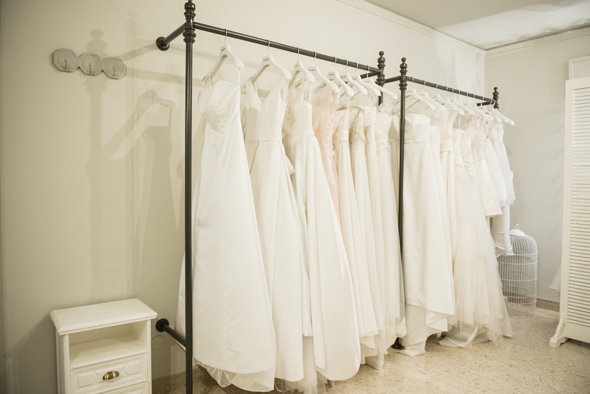 vestiti in un negozio di abiti da sposa a Palermo