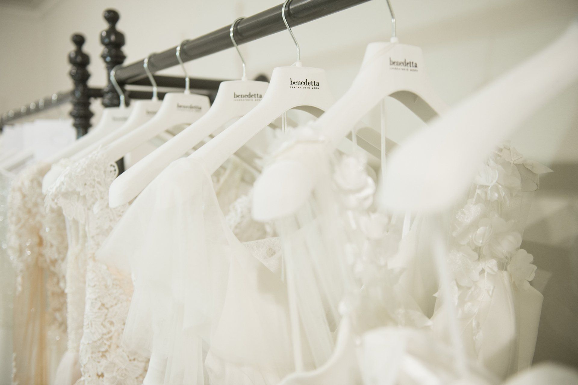 capi appesi in un negozio di abiti da sposa a Palermo