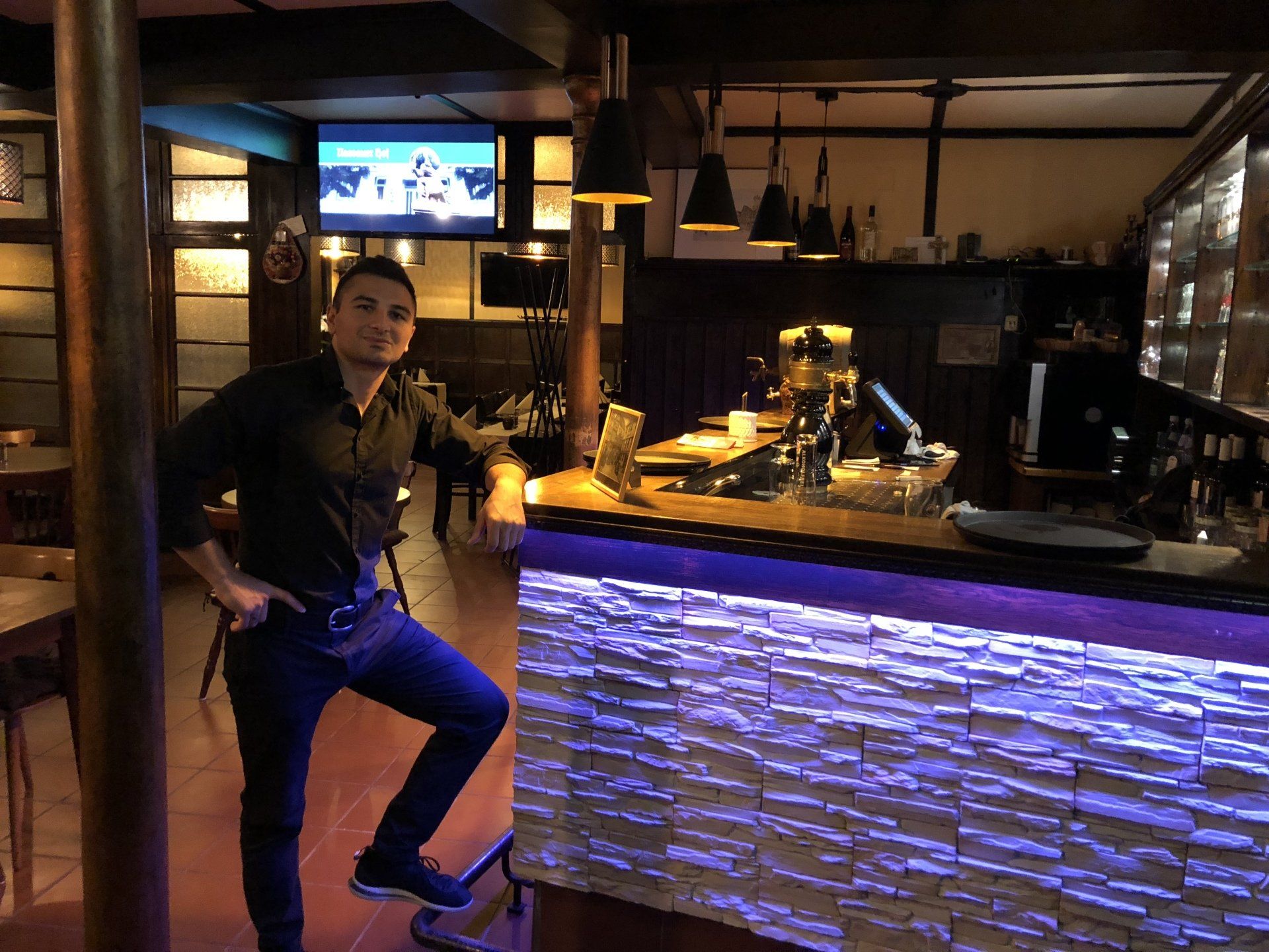 Ein Mann steht auf einer Theke in einem Restaurant.