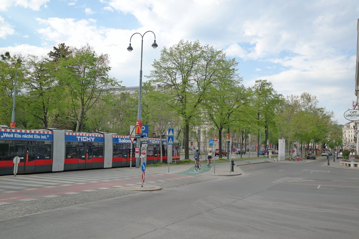 Universität Wien mit Straßenbahn im Vordergrund
