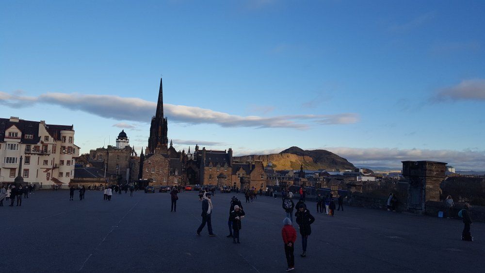 Edinburgh Aussicht auf Kirche und Berge Edinburgh Aussicht