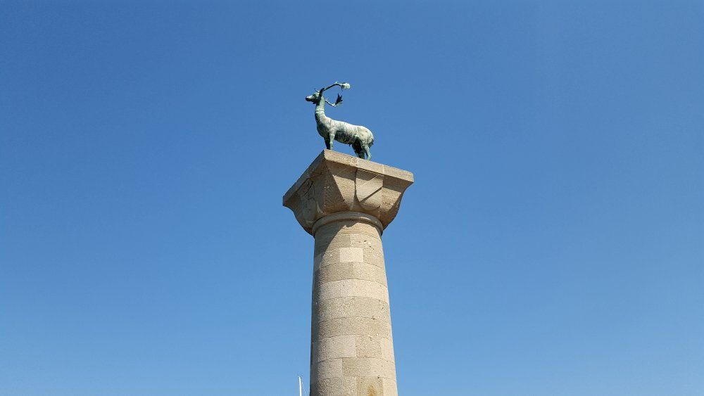 Säulen auf Rhodos Im Mandraki-Hafen stehen zwei Säulen: eine mit einem Hirsch, die andere mit einer Hirschkuhh, die Wappentiere der Insel.
