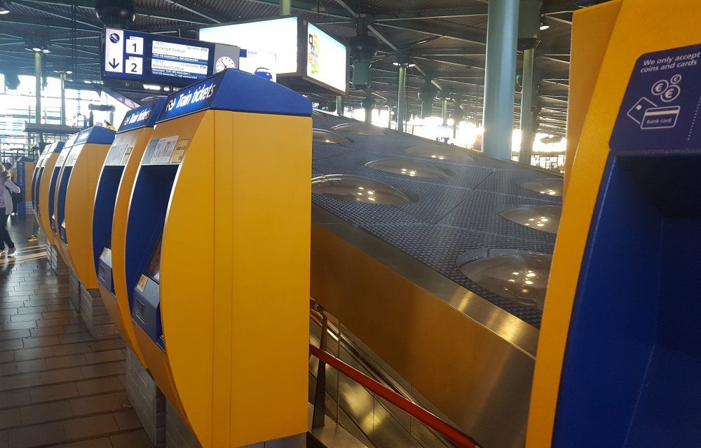 Flughafen Amsterdam Schiphol Automat Tickets