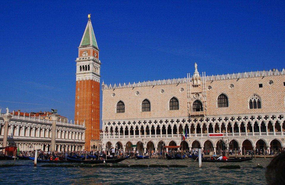 Hauptlatz Venedig im Sommer Markusturm und Dogenpalast in Venedig