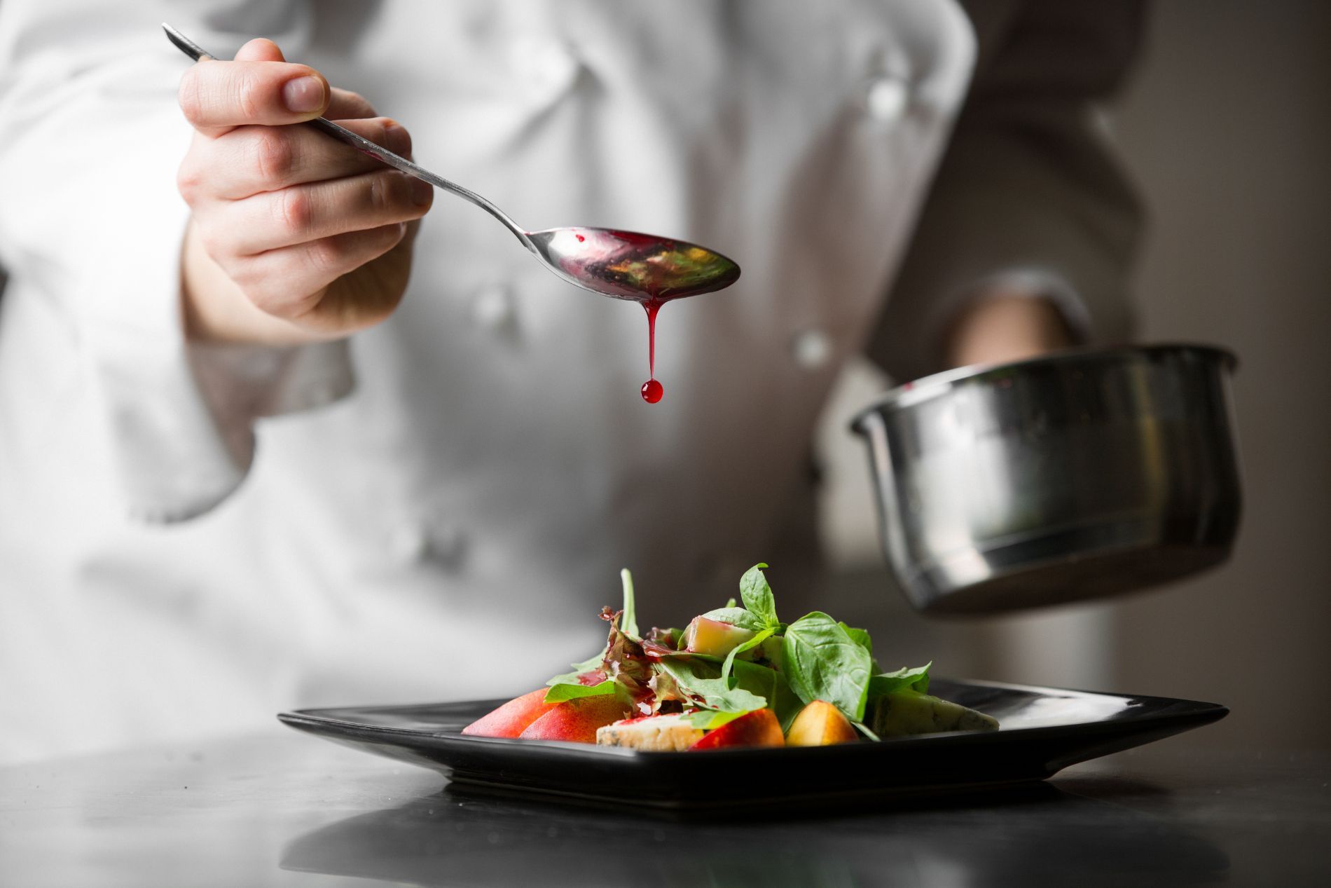 preparazione di una pietanza della cucina valdostana