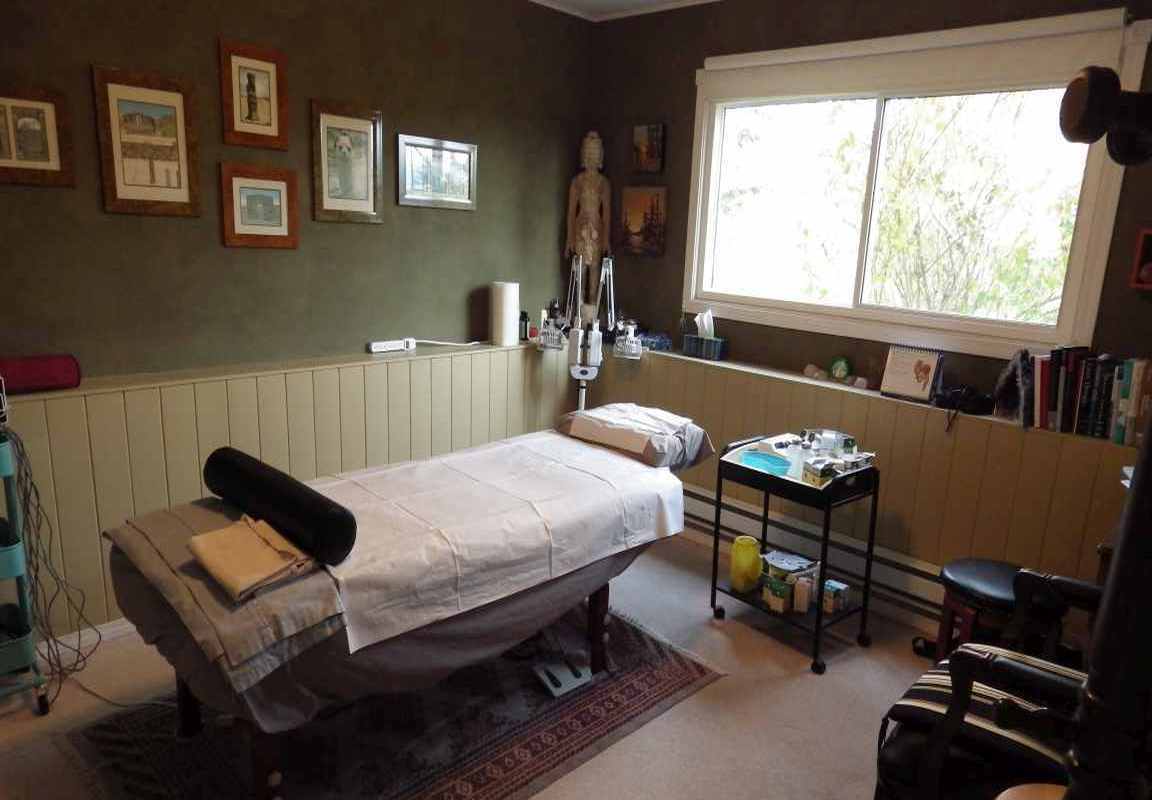 Clinic room at Moutain Acupuncture & Laser Therapy