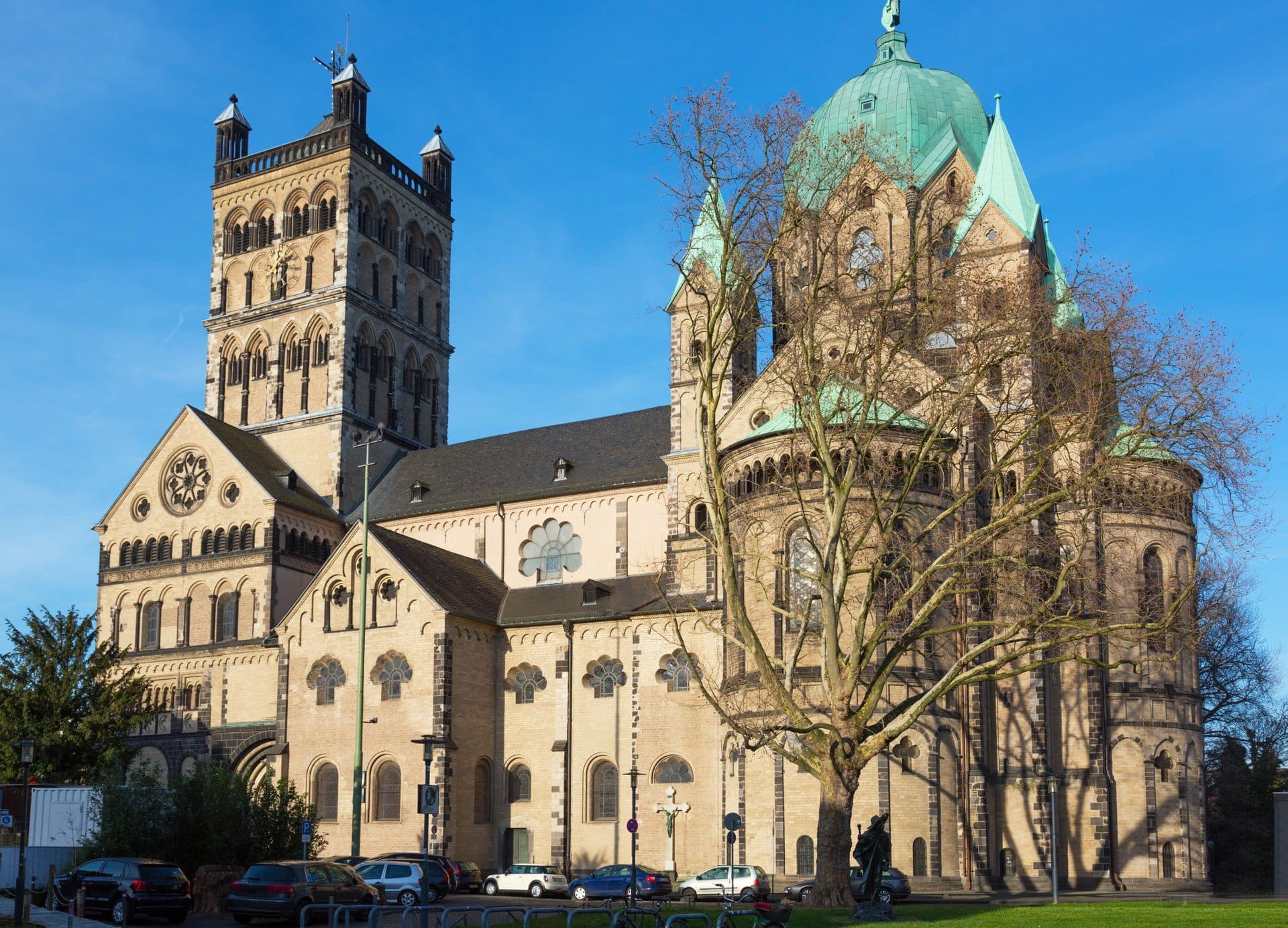 Eine große Kirche mit einer grünen Kuppel darüber
