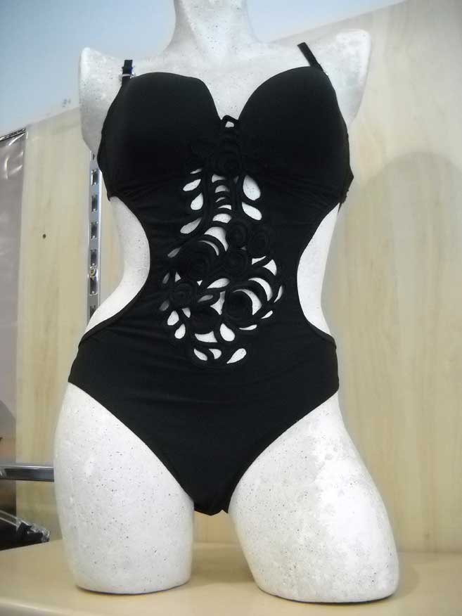 Costume nero traforato