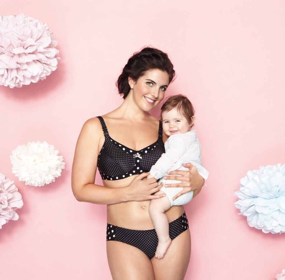 Neo mamma con bimba in braccio