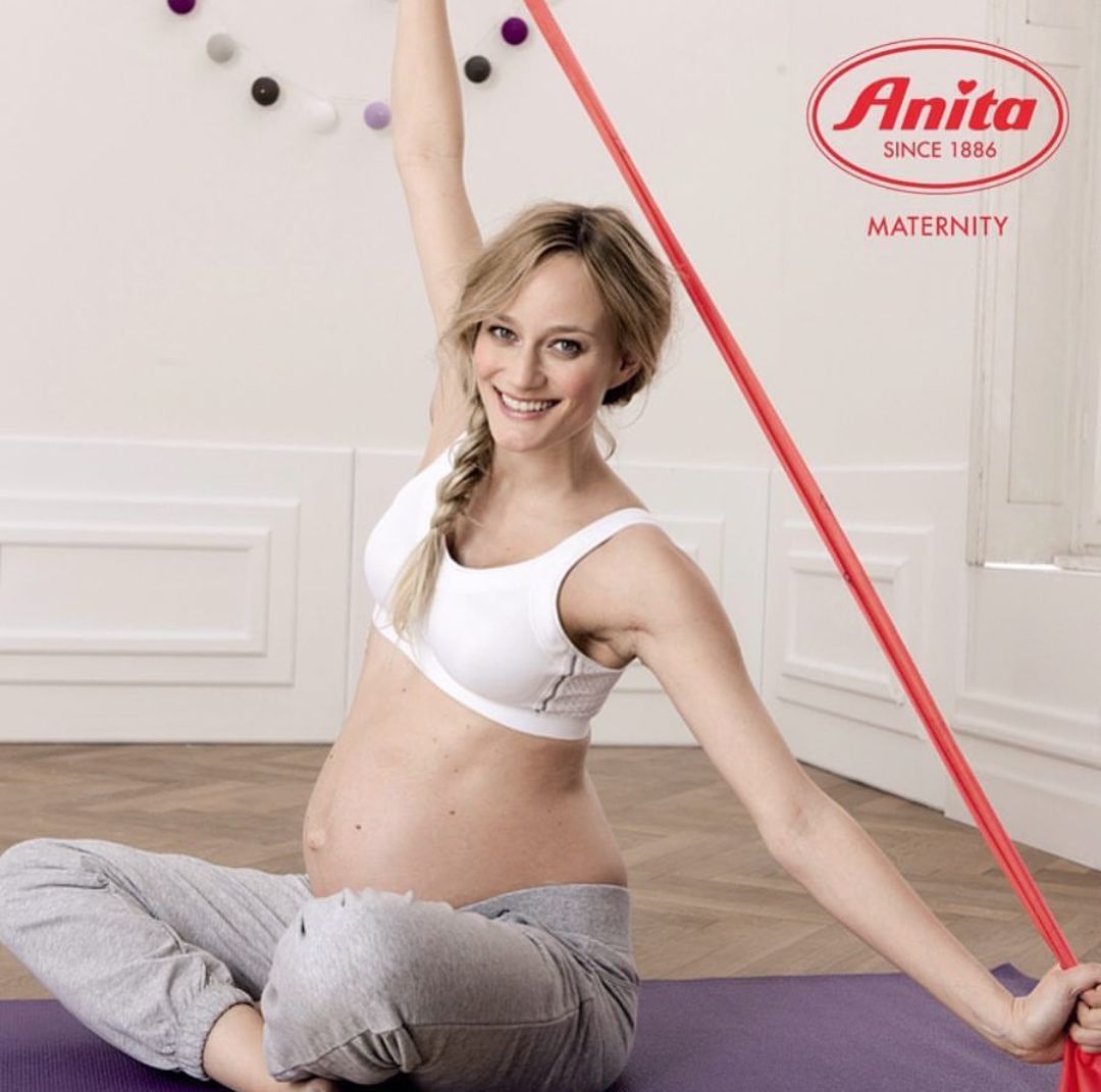 Futura mamma con intimo per mamme